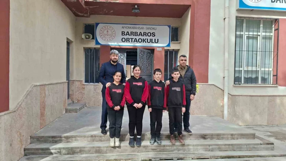 Öğretmen ve öğrencileri 3 bakkalın veresiye defterini satın aldılar