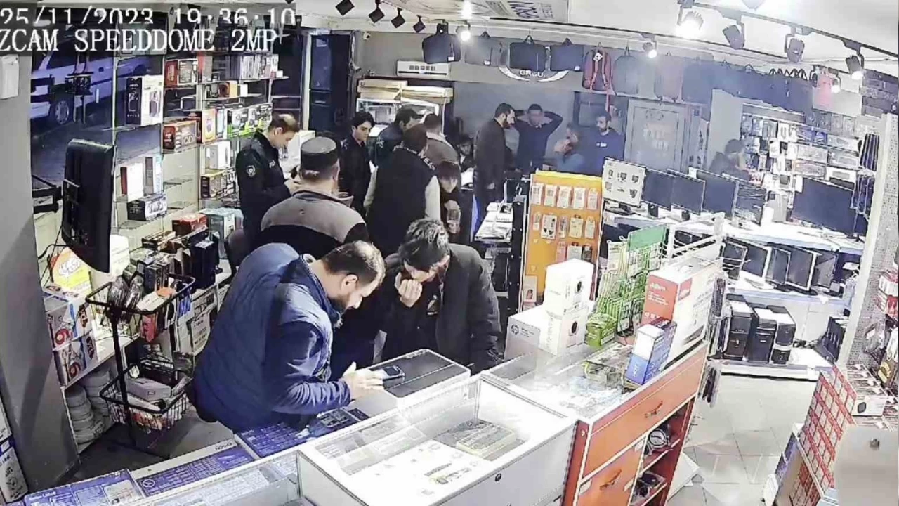 Okuldan �ald�klar� bilgisayar� satmak isterken yakaland�lar