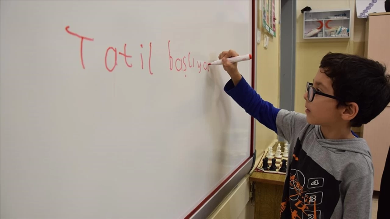 Okullarda ilk ara tatil i�in son ders zili yar�n �alacak 