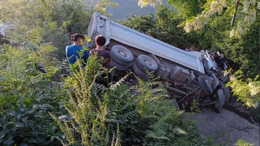 Ordu'da çakıl yüklü kamyon devrildi