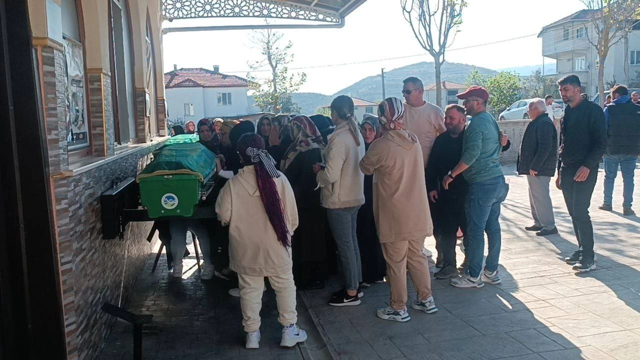 Ortak araba katliamında öldürülen karı-koca son yolculuklarına uğurlandılar