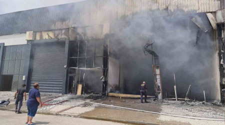 OSB'deki yangında 4 iş yeri ve bir araç zarar gördü