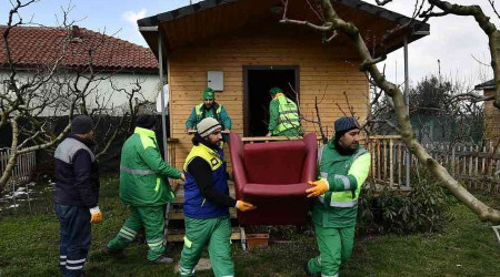 Osmangazi'de hobi bahçesi adı altındaki kaçak yapılar yıkıldı