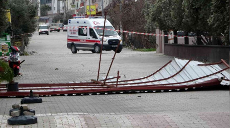 Osmaniye'de ağaçlar devrildi, çatılar uçtu