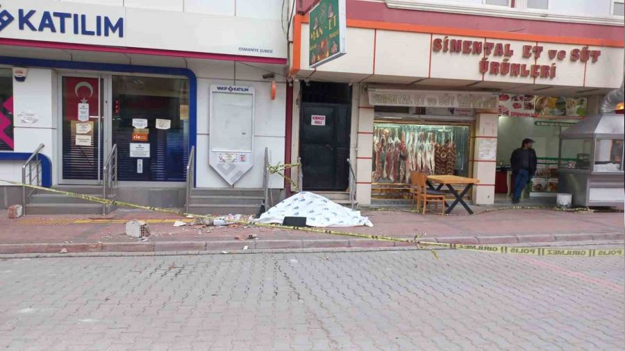 Osmaniye'de a��r hasarl� binadan kafas�na beton par�as� d��t�