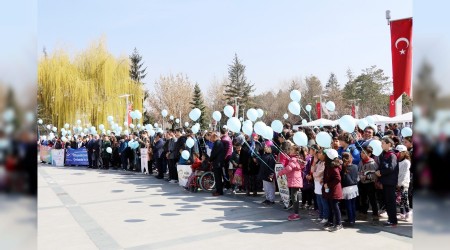 Otizmlilerden gkyzne renkli balonlar 