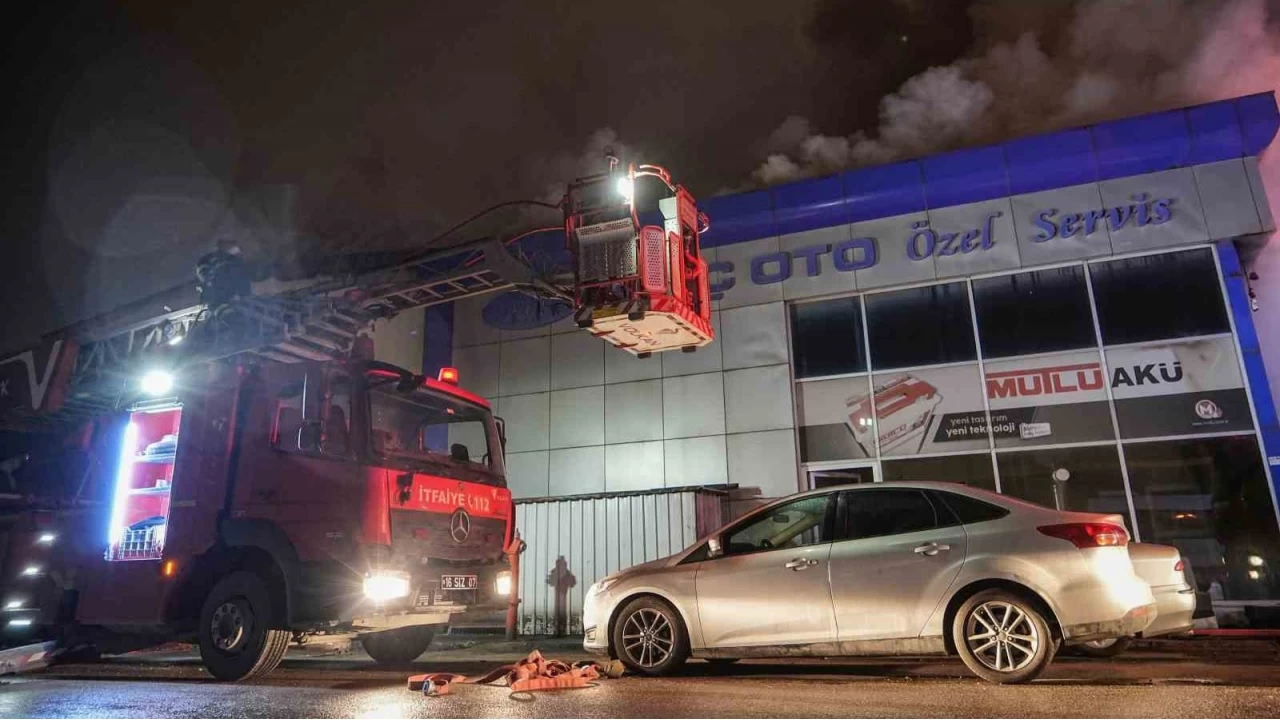 Oto tamir ve yedek par�a d�kkan� alevlere teslim oldu