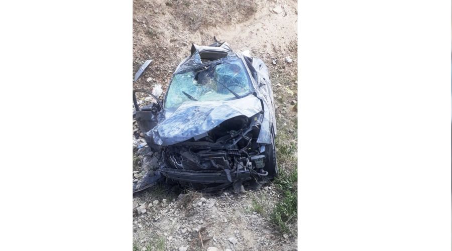 Otomobil �arampole yuvarland�: 1 �l�