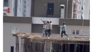 Otomobilden mzik sesi duyan iiler 10. katta halay ekti