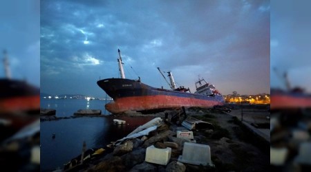 Kartal'da rıhtıma bağlı olan kuru yük gemisi yan yattı