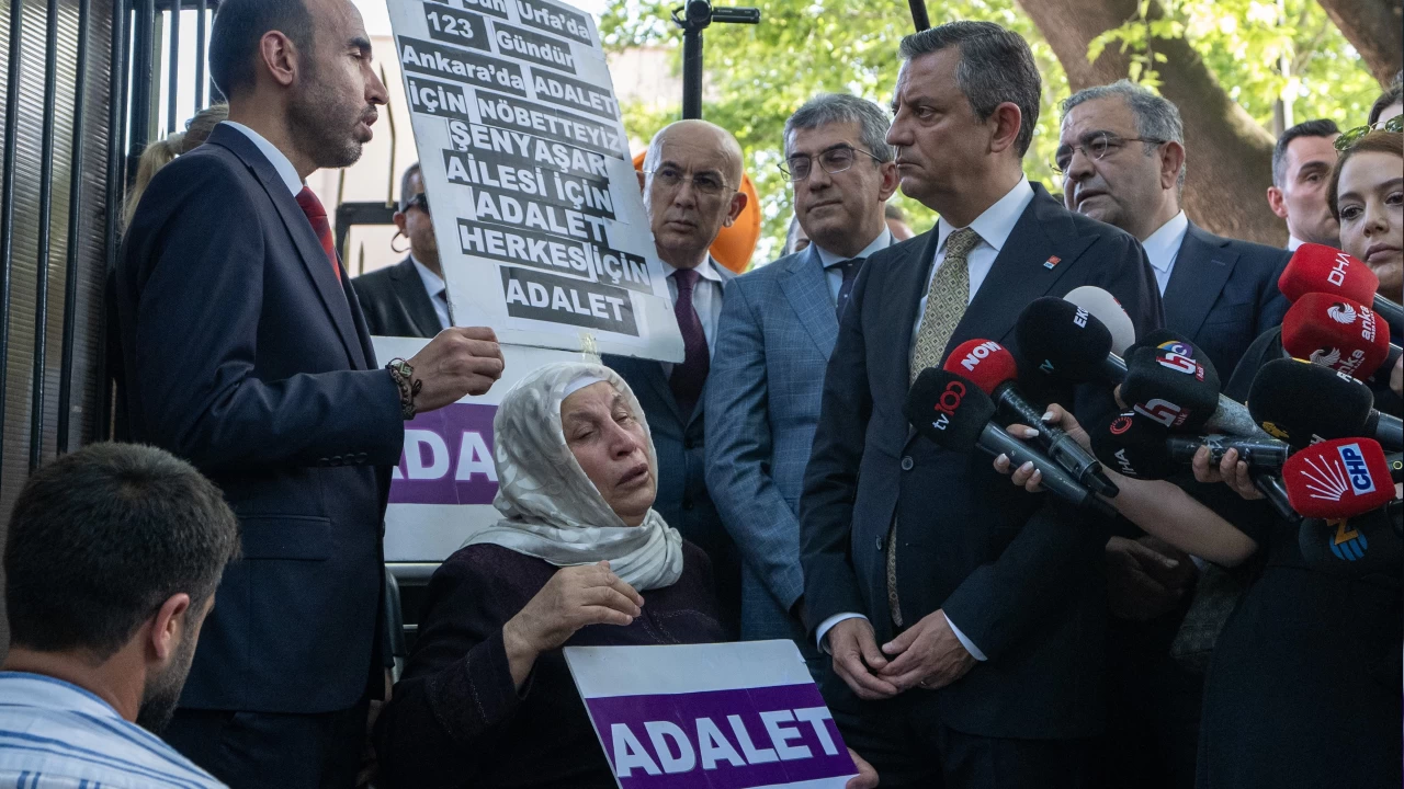 Özel'den Adalet Bakanlığı önünde eylem yapan Emine Şenyaşar'a ziyaret