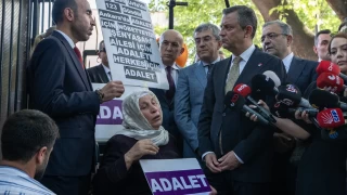 Özel'den Adalet Bakanlığı önünde eylem yapan Emine Şenyaşar'a ziyaret