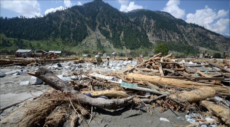 Pakistan'da can kaybı 1697'ye çıktı