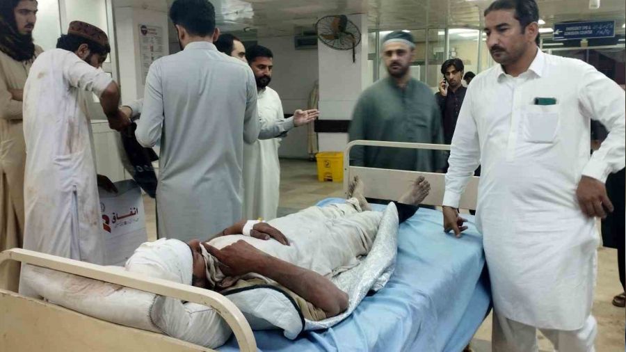 Pakistan'da f�rt�na nedeniyle �l� say�s� 32'ye y�kseldi