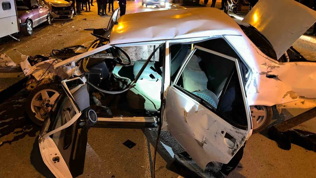 Park halindeki araçlara çarpıp hurdaya döndü: 1'i ağır 2 yaralı
