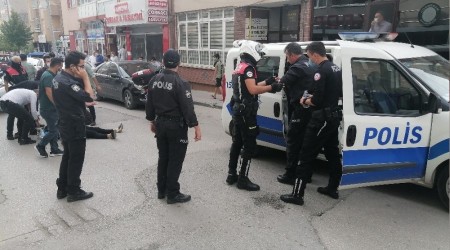 Park kavgasında polisin parmağını kırdı