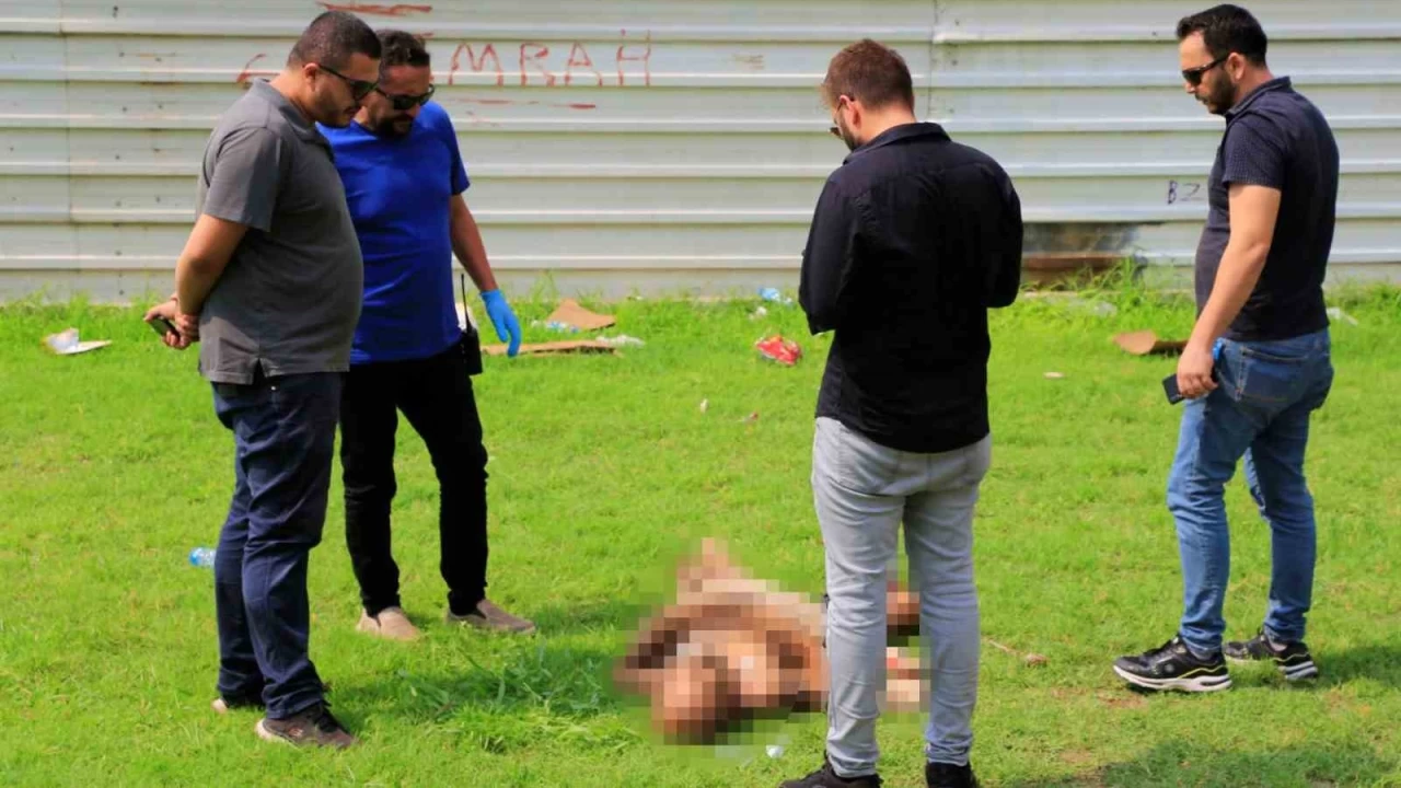 Parkta yar� ��plak halde cesedi bulundu