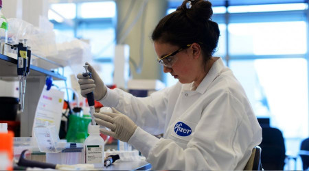 Pfizer/BioNTech dünyada tam onay alan ilk aşı oldu
