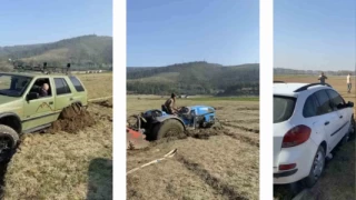 Pikniğe giden bataklığa saplandı, kurtarmaya gidenler de