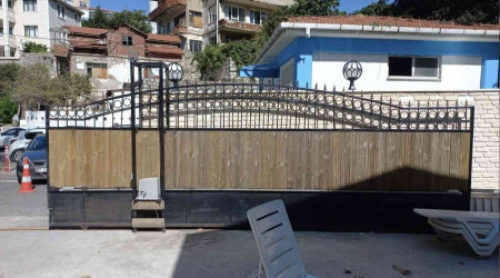 Plaj görevlisi demir kapının altında kaldı
