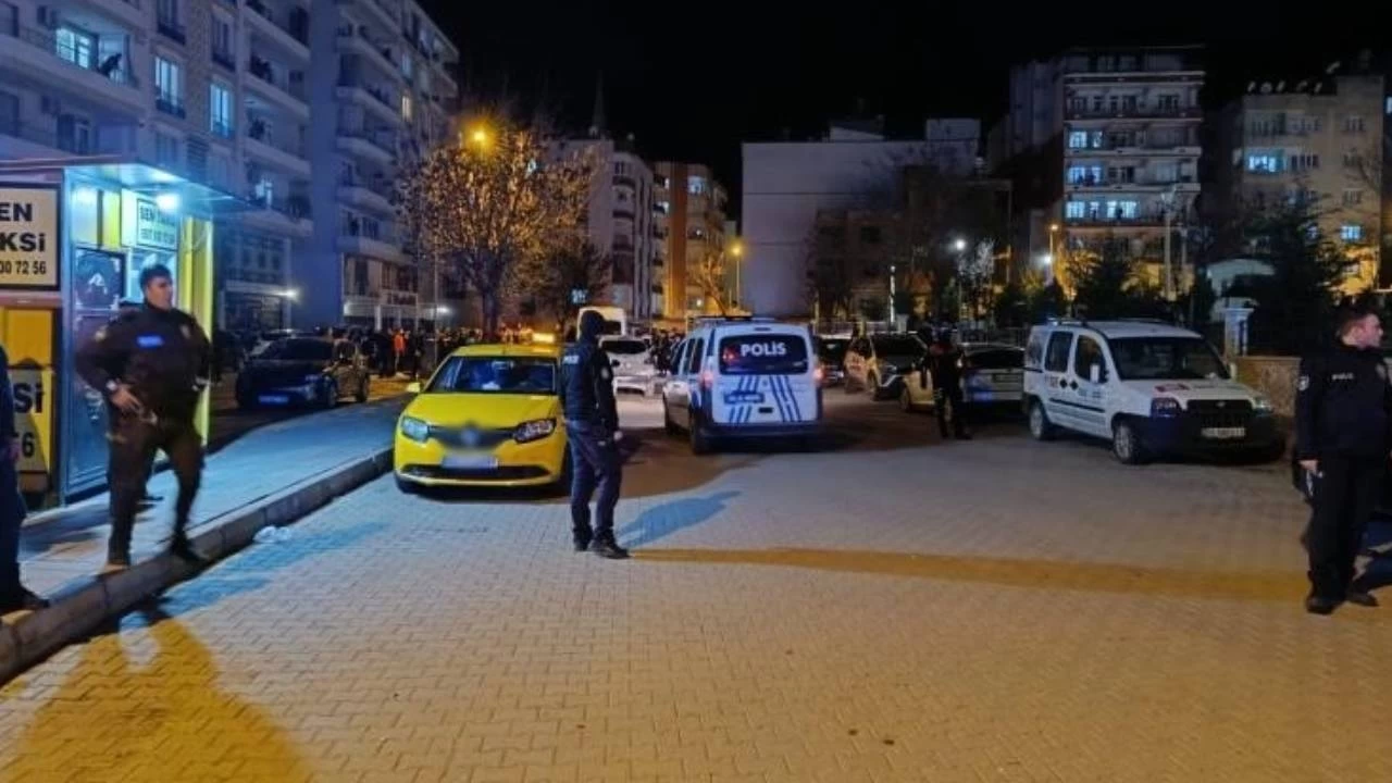 Polis b��akl� kavgay� biber gaz� ile ay�rd�