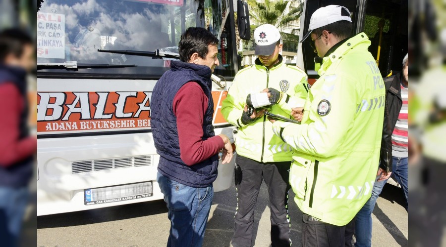 Polis yolcu klna girip ceza kesti