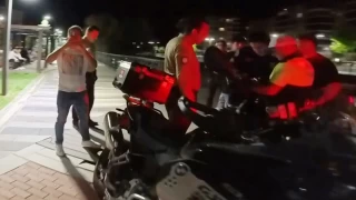 Polise direnip gazeteci ve bekçilerin görüntüsünü çekti