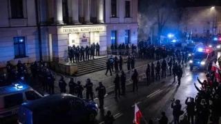 Polonya'da Anayasa Mahkemesi polis ablukas�na al�n�nca, Cumhurba�kan� u�a��n� yar� yoldan d�nd�rd�