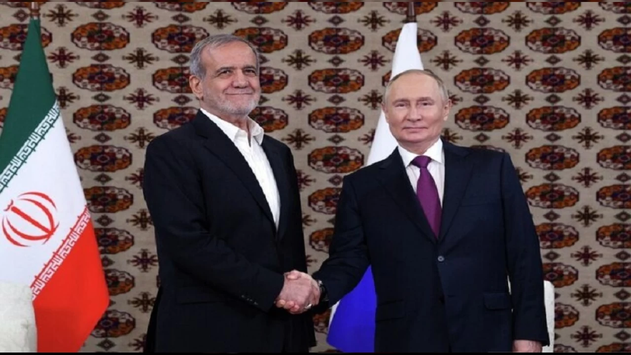 Putin ile Pezeşkiyan, Türkmenistan'da bir araya geldi