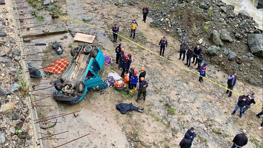 Rize'de araç dereye uçtu: 4 ölü