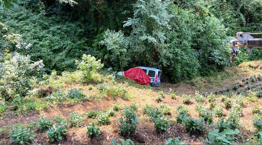 Rize'de uçuruma yuvarlanan aracın sürücüsü hayatını kaybetti