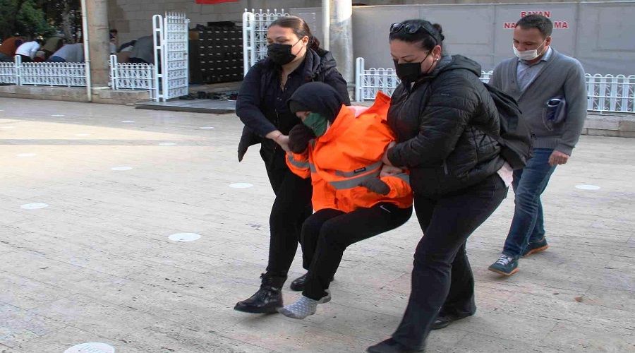 Rus kadın, polis tarafından camiden çıkartıldı - Yeni Mesaj