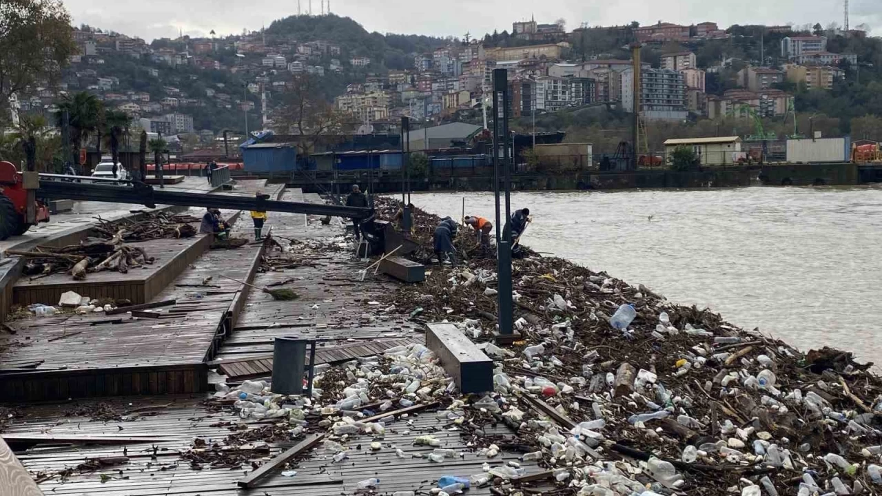 Sa�anak sonras� Zonguldak sahilinde kirlilik olu�tu