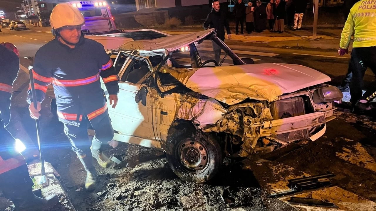 Sakarya'da kavşakta iki otomobil çarpıştı: 1'i ağır 4 yaralı