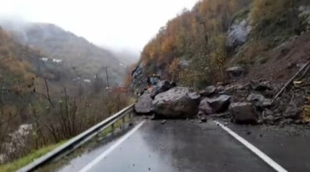 Şalpazarı-Beşikdüzü karayolunda heyelan
