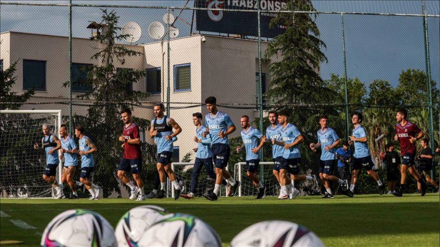 �ampiyon 29 futbolcu ile kampa gitti