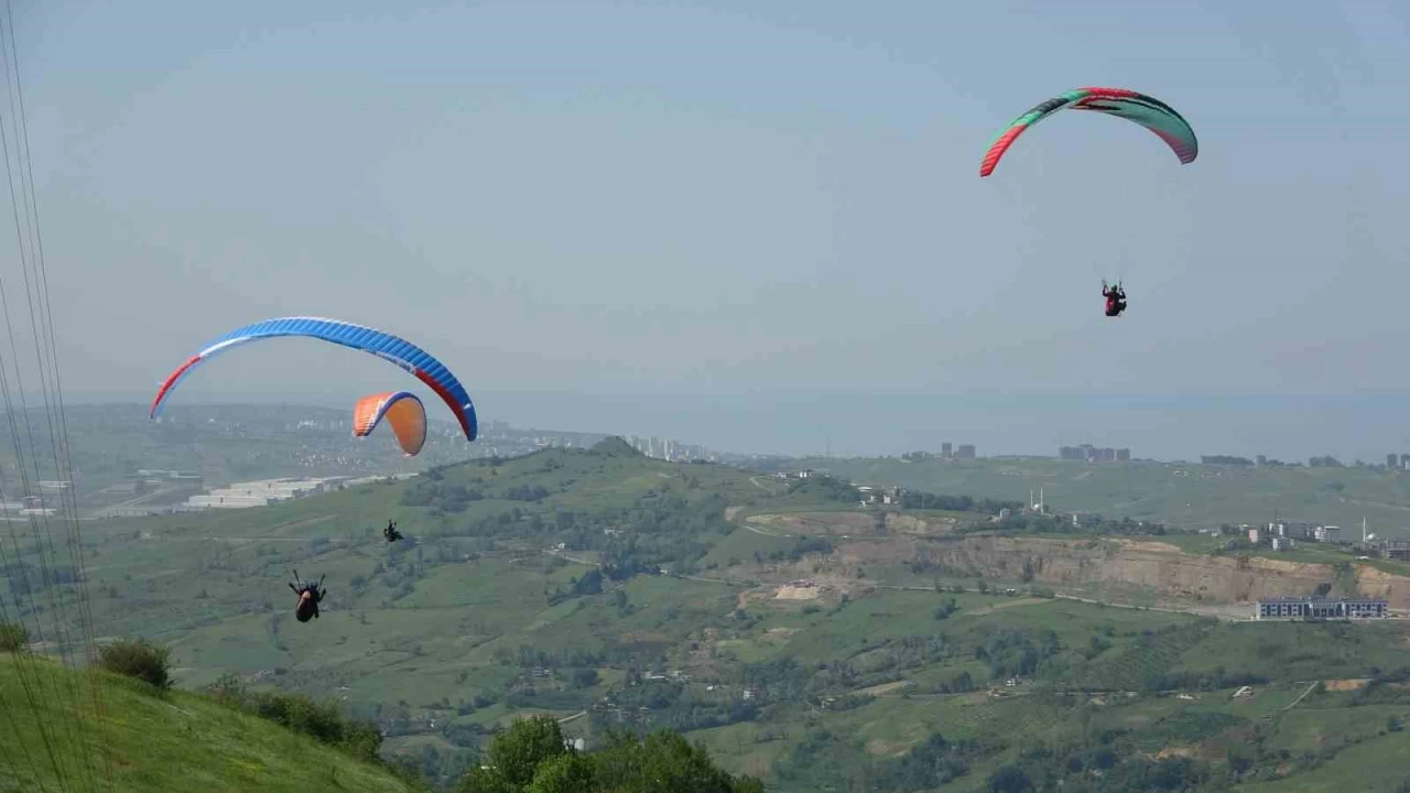 Samsun semaları yamaç paraşütleri ile şenlendi