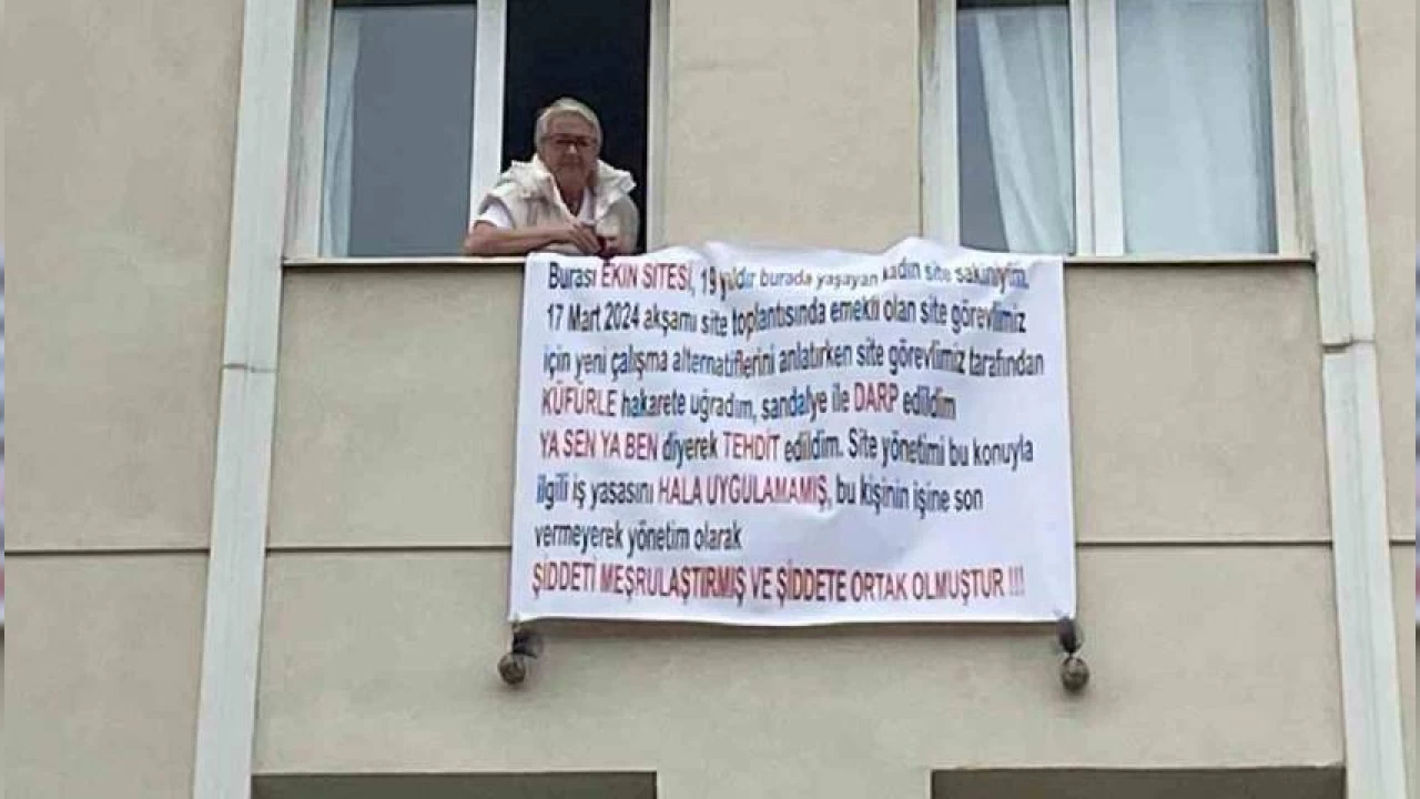 Sandalyeyle darbedilen site sakini, mağduriyetini pankartla dile getirdi