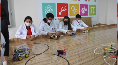 Şanlıurfa'da öğrenciler atık malzemelerden dron yaptı