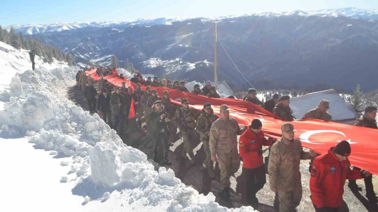 Sar�kam�� �ehitleri i�in 175 metre uzunlu�undaki T�rk bayra�� ile y�r�d�ler