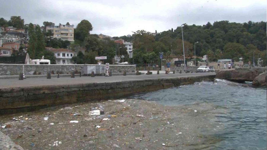 Sarıyer sahilinde deniz kirliliği devam ediyor