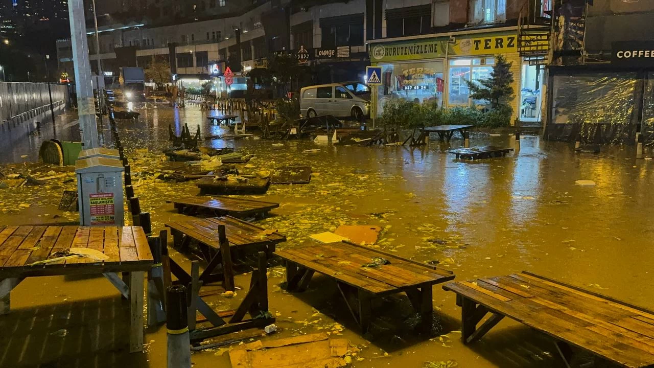 Sarıyer'de pazar alanını su bastı