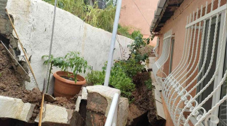 Sarıyer'de yol gecekondunun üzerine çöktü