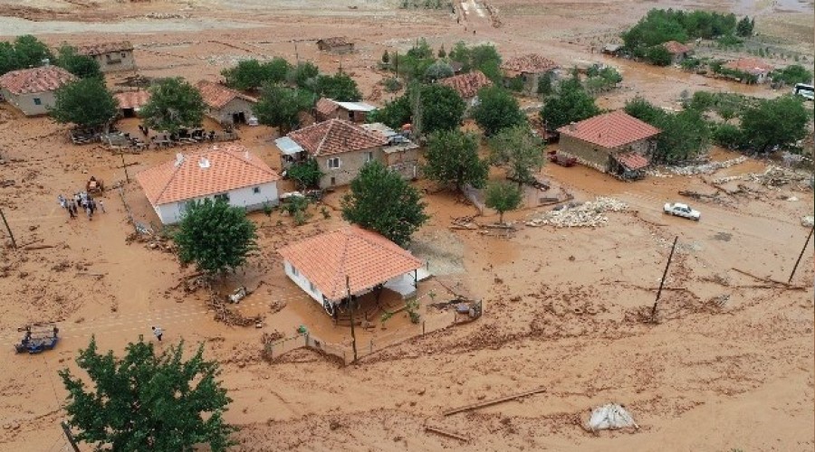 Sel, molozları seraların içine bıraktı