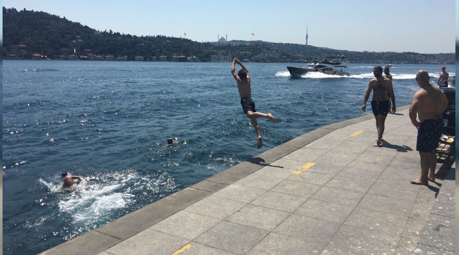 Serinlemek isteyenler İstanbul Boğazı'nda denize girdi