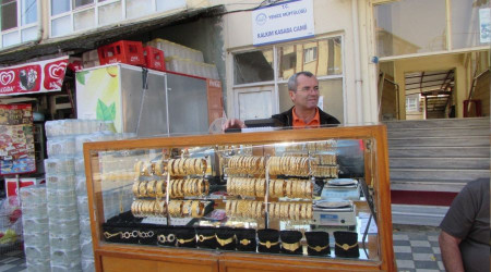 Seyyar kuyumcu görenleri şaşırtıyor