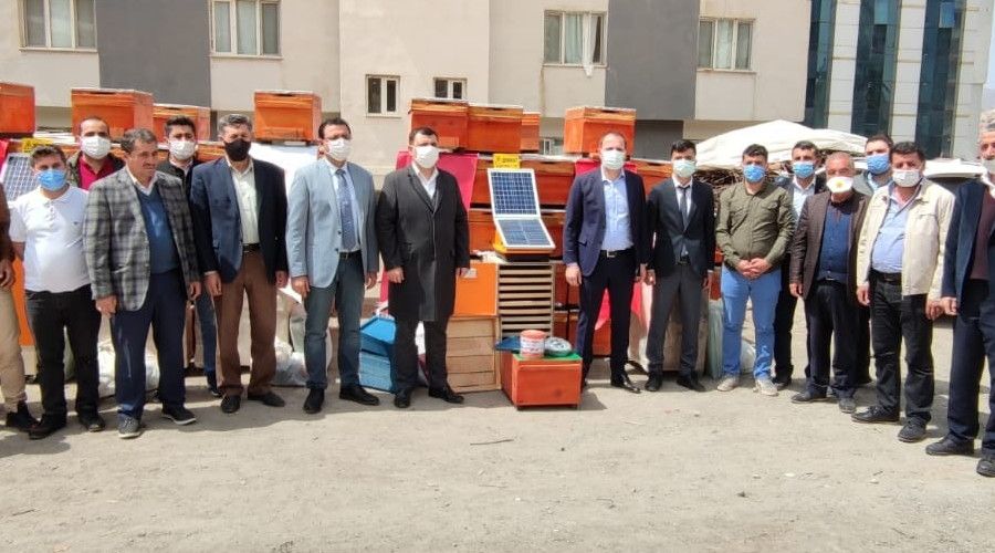 Siirt'te arıcılara polen tuzaklı kovan ile ekipman dağıtıldı