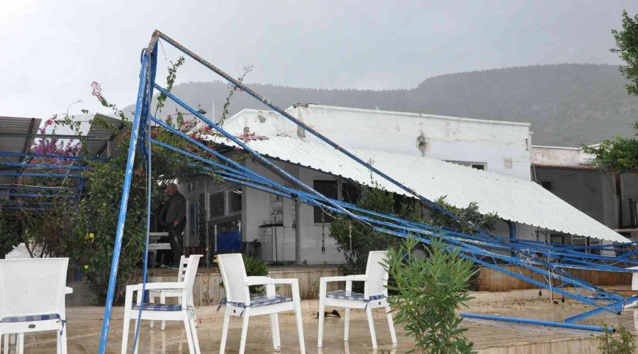 Silifke'de hortum tekneleri batırdı, ağaçları kökünden söktü, çatıları uçurdu