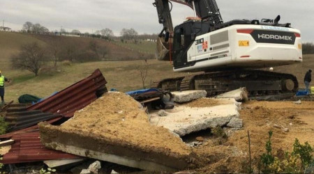 Silivri'de kaçak yapılar yıkılıyor