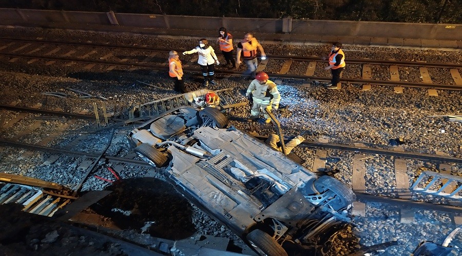 Şirinevler’de otomobil metro raylarına uçtu